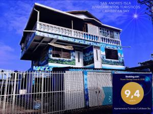 een gebouw met blauwe en witte verf erop bij Apartamentos Turisticos Caribbean Sky in San Andrés