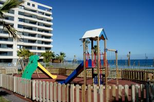 een speeltuin voor het strand met een gebouw bij PANORAMA MAR - Primera Linea - Lujo in Torrevieja