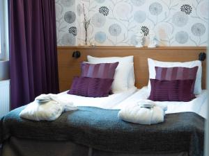 sypialnia z łóżkiem z 2 poduszkami w obiekcie Björkbackens Karaktärshotell w mieście Vimmerby