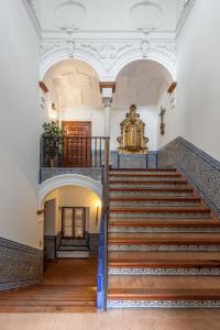 una escalera en un edificio con techos azules y blancos en Villa Elvira, exclusive Pool and Gardens in the heart of Sevilla, en Sevilla