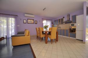 a kitchen and living room with a table and chairs at Apartment Toya in Slatine