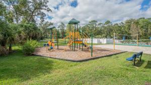 un parque infantil con tobogán en Barefoot Suite by Capital Vacations, en Orlando