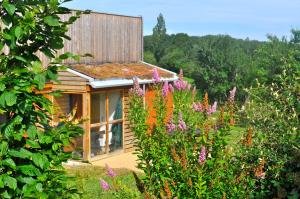 a small house in the middle of a garden at Domaine des Bories in Sorges