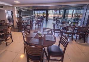 MARINAS PRAIA Flat - Cabo Branco by PenareiaTurBr tesisinde bir restoran veya yemek mekanı