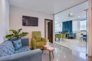 uma sala de estar com um sofá, cadeiras e uma mesa em BB Residence em Split