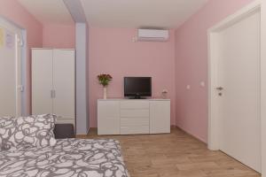 Televízia a/alebo spoločenská miestnosť v ubytovaní Studio Apartment Deluxe