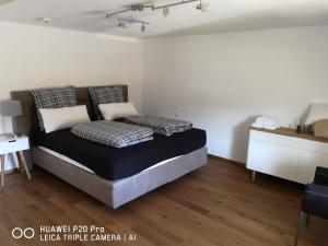 1 dormitorio con 1 cama en una habitación en Luxuriöse Ferienwohnung im Herzen des Sauerlandes, en Meschede