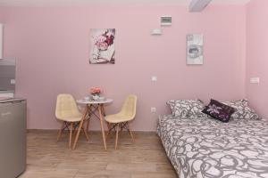 Rúm í herbergi á Studio Apartment Deluxe