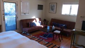 uma sala de estar com um sofá e uma mesa em Spacious master bedroom and bath em Wellesley