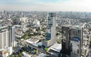 z góry widok na miasto z wysokimi budynkami w obiekcie The Quarter Ari by UHG w mieście Bangkok