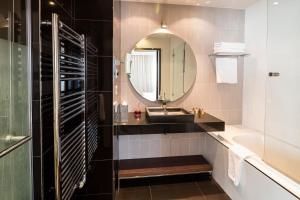 Salle de bains dans l'établissement Hôtel Le Canberra