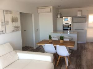 uma sala de estar com um sofá branco e uma mesa em Martí em Calpe