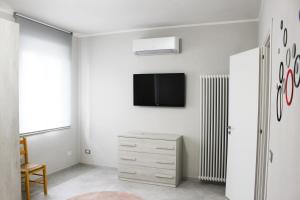 sala de estar con TV y tocador en I Pini house in the heart of the city, en Pisa