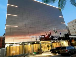 un edificio con un cartello sul lato di Three Points Al Salama a Gedda