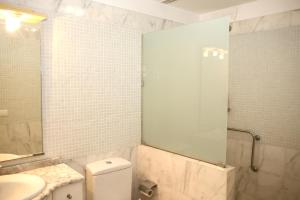a bathroom with a toilet and a shower and a sink at Vivienda Vacacional Balcón sobre el Mar in Los Cancajos +24 photos