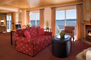 A seating area at The Edgewater, a Noble House Hotel