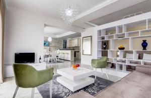 TV a/nebo společenská místnost v ubytování Riva Residence