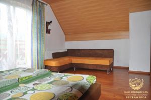1 dormitorio con 2 camas y ventana en "Nad Zdrojami" Domek Sopotnicka 691-739-603 en Szczawnica