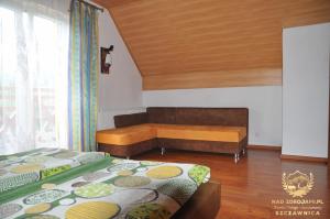 um quarto com 2 camas e uma janela em "Nad Zdrojami" Domek Sopotnicka 691-739-603 em Szczawnica