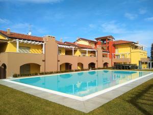 a large swimming pool in front of a house at Appartamenti Acquadolce in Peschiera del Garda