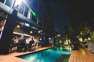 BED STATION Hostel Khaosan内部或周边的泳池