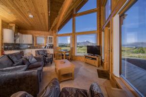 un soggiorno con divani e una grande finestra di Lorien Lodge a Breakish