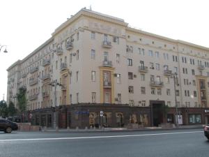um grande edifício ao lado de uma rua em TVST apartments on Tverskaya 6 em Moscou