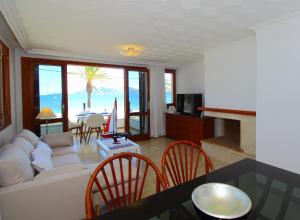 Posedenie v ubytovaní FAMILY SEAFRONT APT FANTASTIC SEAVIEW