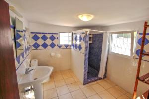 ein Badezimmer mit Waschbecken und Dusche in der Unterkunft Mabruka - charming, Finca style holiday villa in Benissa in Benissa