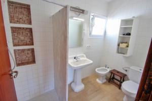 Ein Badezimmer in der Unterkunft Mabruka - charming, Finca style holiday villa in Benissa