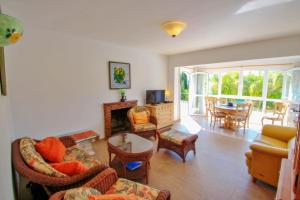 ein Wohnzimmer voller Möbel und einem Kamin in der Unterkunft Mabruka - charming, Finca style holiday villa in Benissa in Benissa