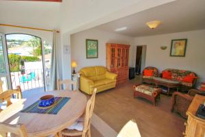 ein Wohnzimmer mit Tisch und Couch in der Unterkunft Mabruka - charming, Finca style holiday villa in Benissa in Benissa