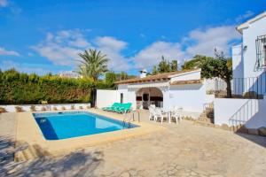 Der Swimmingpool an oder in der Nähe von Mabruka - charming, Finca style holiday villa in Benissa