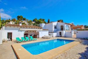 ein Bild einer Villa mit Swimmingpool in der Unterkunft Mabruka - charming, Finca style holiday villa in Benissa in Benissa