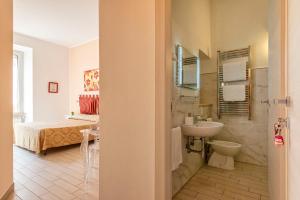 A bathroom at Merulana Suite 2 Még 28 kép