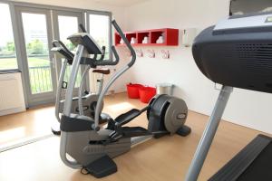 een fitnessruimte met een loopband in een kamer bij Van der Valk Drachten in Drachten