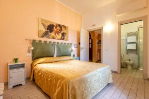 1 dormitorio con 1 cama grande y baño en Merulana Suite 2, en Roma