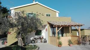 uma casa com um gazebo em frente em Casale Vittoria em Atri