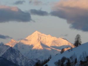 Vista generica sulle montagne o vista sulle montagne dall'interno dell'appartamento