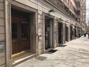 rząd drzwi na boku budynku w obiekcie Appartamento in via Licia w Rzymie