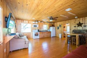 Kuchyň nebo kuchyňský kout v ubytování River Bluff Cabins