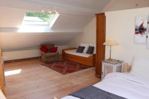 - une chambre avec un lit, une fenêtre et un canapé dans l'établissement B & B Le Jardin Bed & Breakfasts, à Ménil