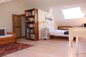 um quarto com uma cama e uma estante de livros em B & B Le Jardin Bed & Breakfasts em Ménil