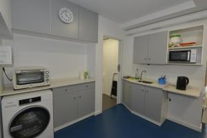 A cozinha ou cozinha compacta de Hostel Albergue Baionamar