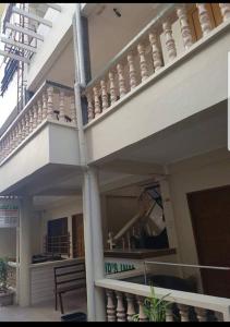 een gebouw met een groot balkon met een trap bij Madid's Inn Beach Resort in Boracay