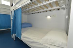 Cama ou camas em um quarto em Hostel Albergue Baionamar