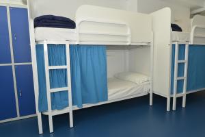 Cama ou camas em um quarto em Hostel Albergue Baionamar