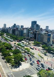 una vista aérea de un aparcamiento en una ciudad en Hotel Presidente Buenos Aires, en Buenos Aires