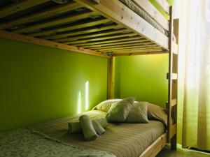 um quarto com um beliche com paredes verdes em Gli Alloggi Di Papà em Roma