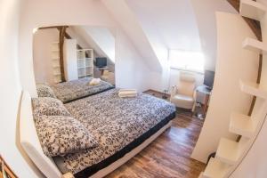 sypialnia z dużym łóżkiem w pokoju w obiekcie Fitness Hostel - restauracja, darmowy parking i siłownia we Wrocławiu